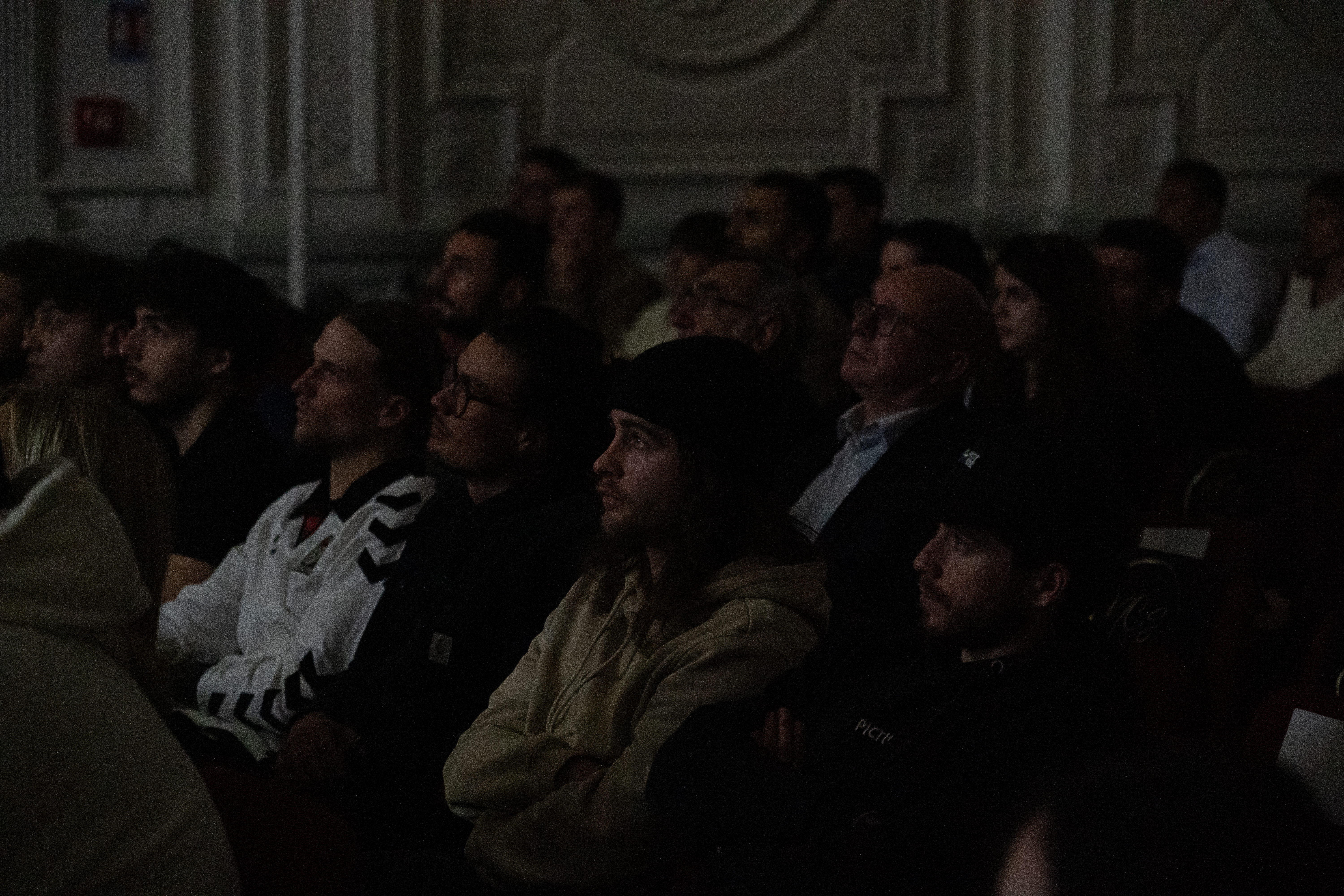 Invités et participants en discussion à la Nuit des Courts et du Sport