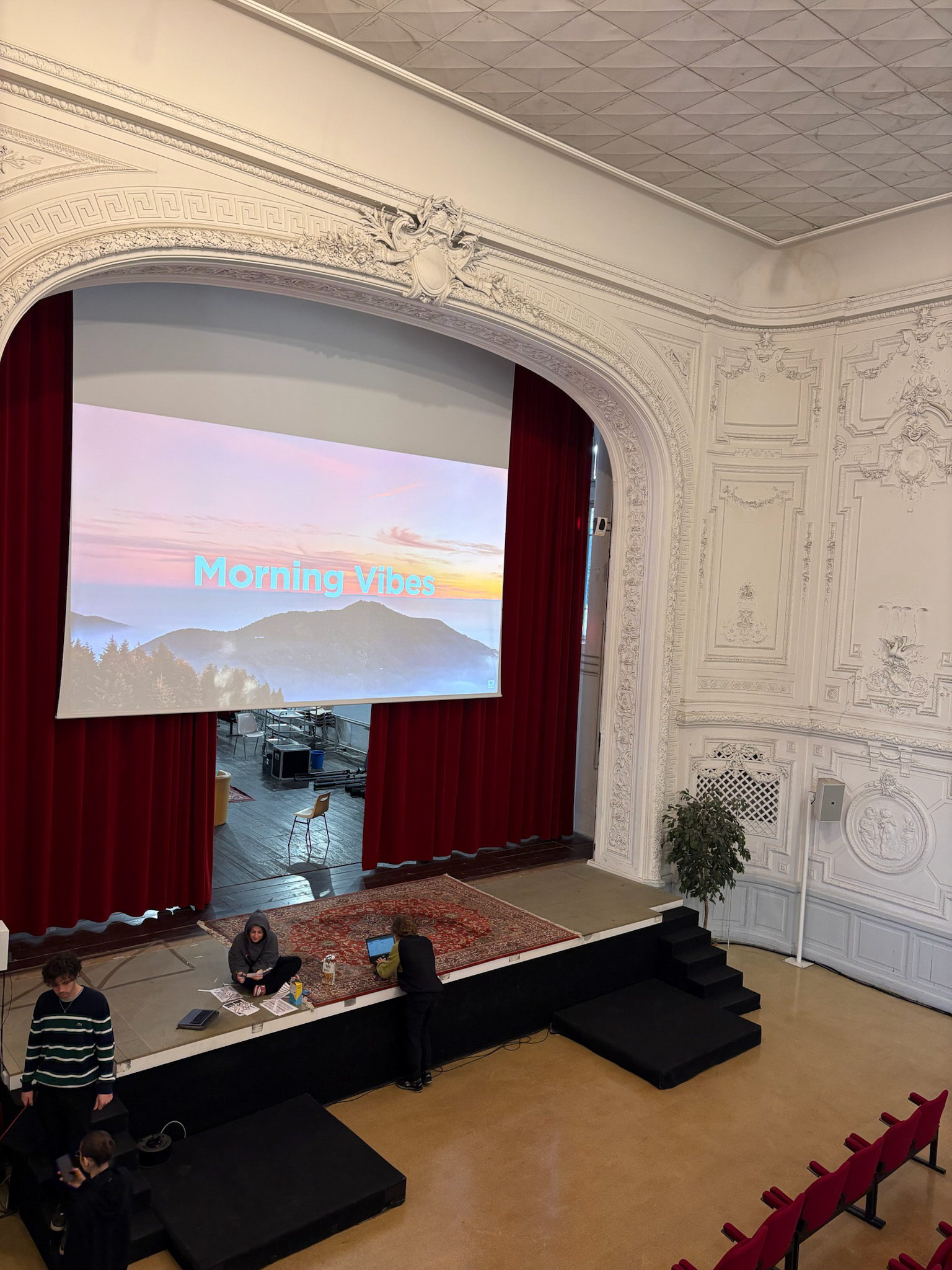 Arrivée du public à la Nuit des Courts et du Sport